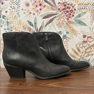 Frye Women’s Jennifer Black Leather Chunky Heel Ankle Bootie Size 8.5 Quiet Lux